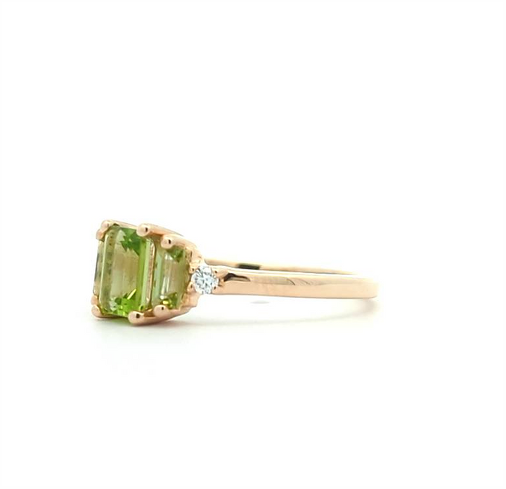 10KT Yellow Gold Genuine Peridot and 0.06ctw Canadian Diamond Ring